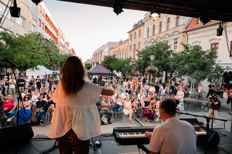 Bielo-čierny koncert na pešej zóne v Nitre 2026