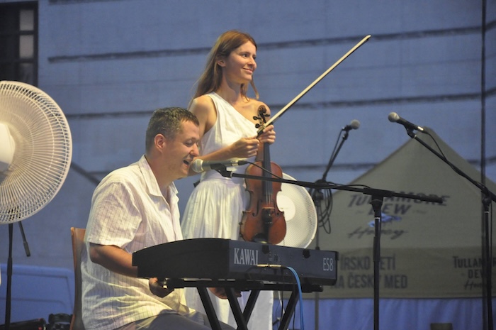 Pianista Peter Zbranek a huslistka Victoria Linnen