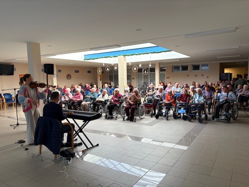 Koncert pre pacientov na oddelení pre seniorov